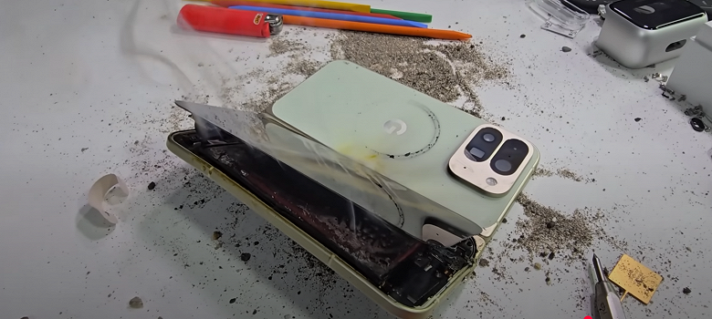 Первый случай за карьеру JerryRigEverything: смартфон Google Pixel 10 Pro Fold загорелся при испытании на изгиб